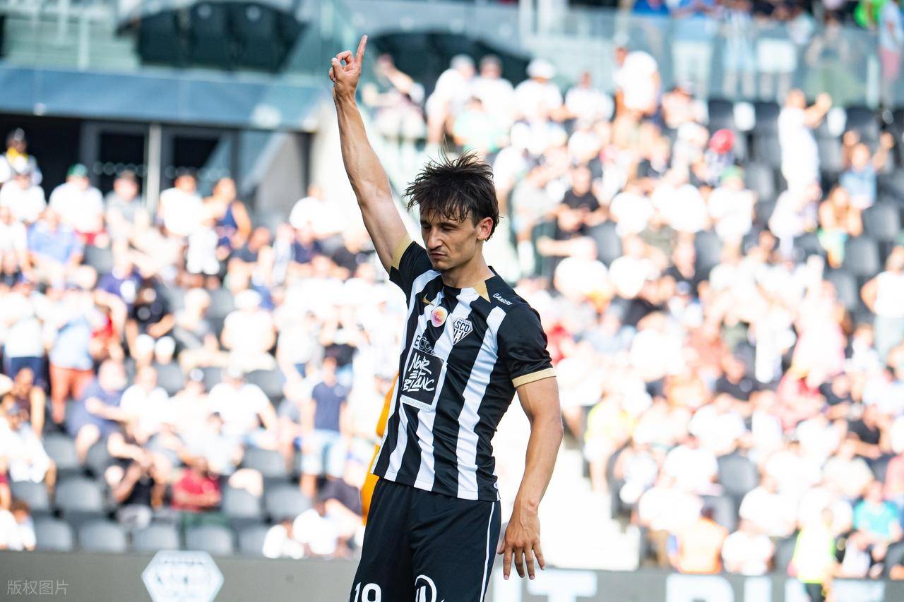 阿贾克斯迎法甲关键赛，集结日复出首秀，质疑声仍在，赛程密集仍需轮换(阿贾克斯队史十大巨星)