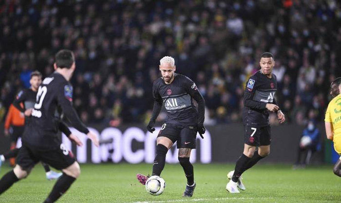 阿贾克斯迎法甲关键赛，集结日复出首秀，质疑声仍在，赛程密集仍需轮换(阿贾克斯队史十大巨星)