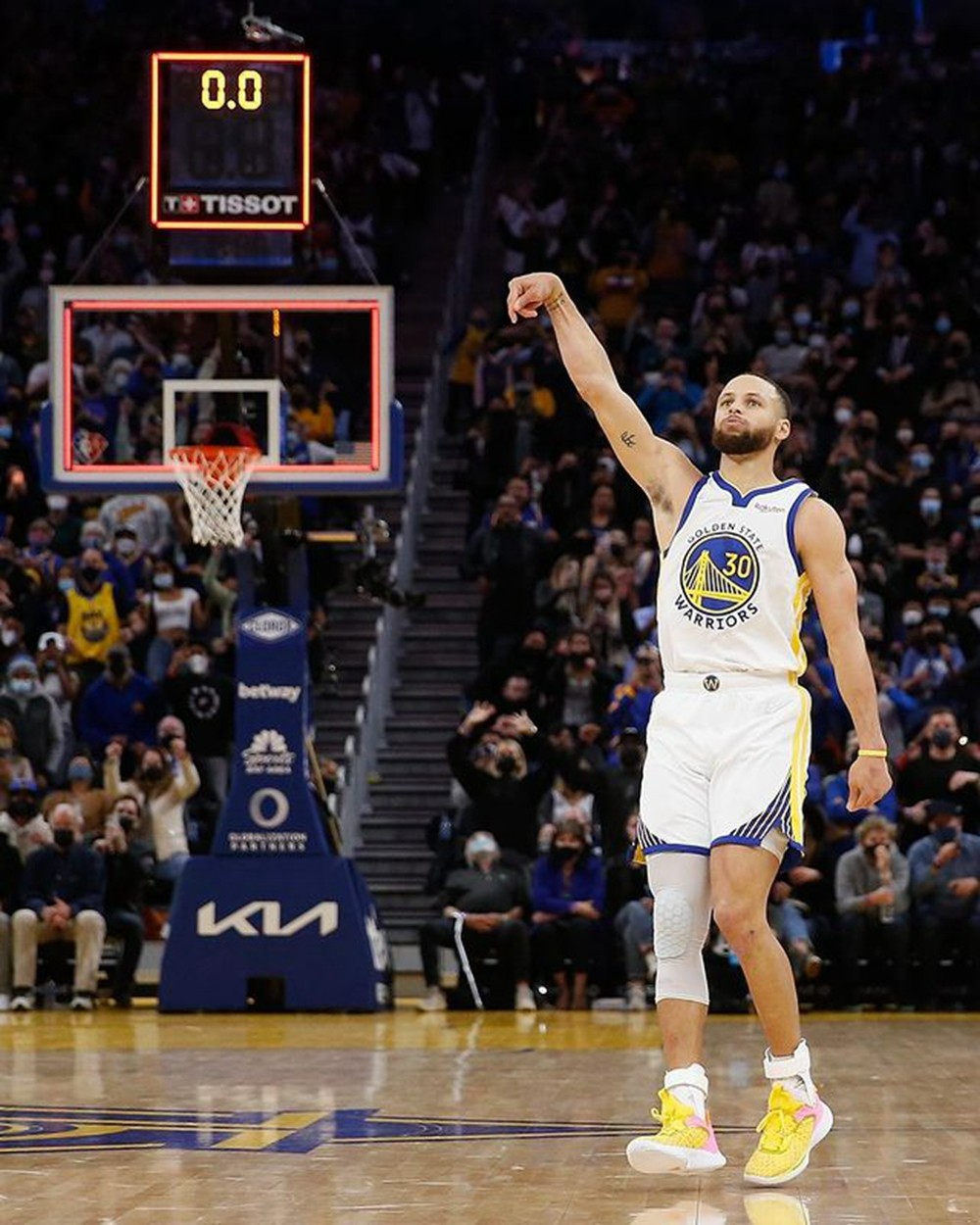 今晚国王杯焦点战；勒沃库森绝杀压哨；引发热议；阵容厚度经受考验(勒沃库森首夺德甲冠军视频)-金年会官网